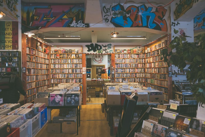Tiendas de DVD y CD: estanterías, puntos de escucha y cajas en orden
